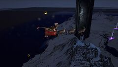 Раптор Клаус в своих санях сбрасывает подарки на заснеженные ARK во время события ARK: Winter Wonderland.